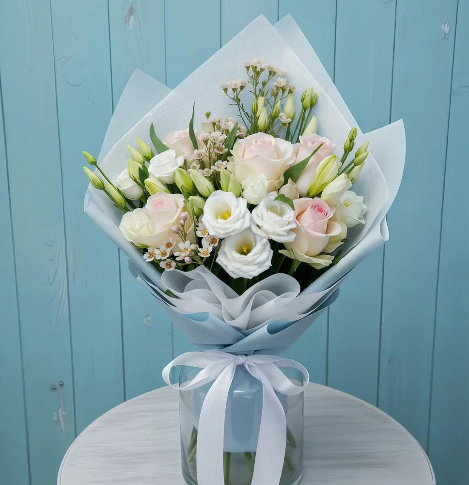 Букет цветов из: Розы и Лизиантусы в Орехово-Зуево