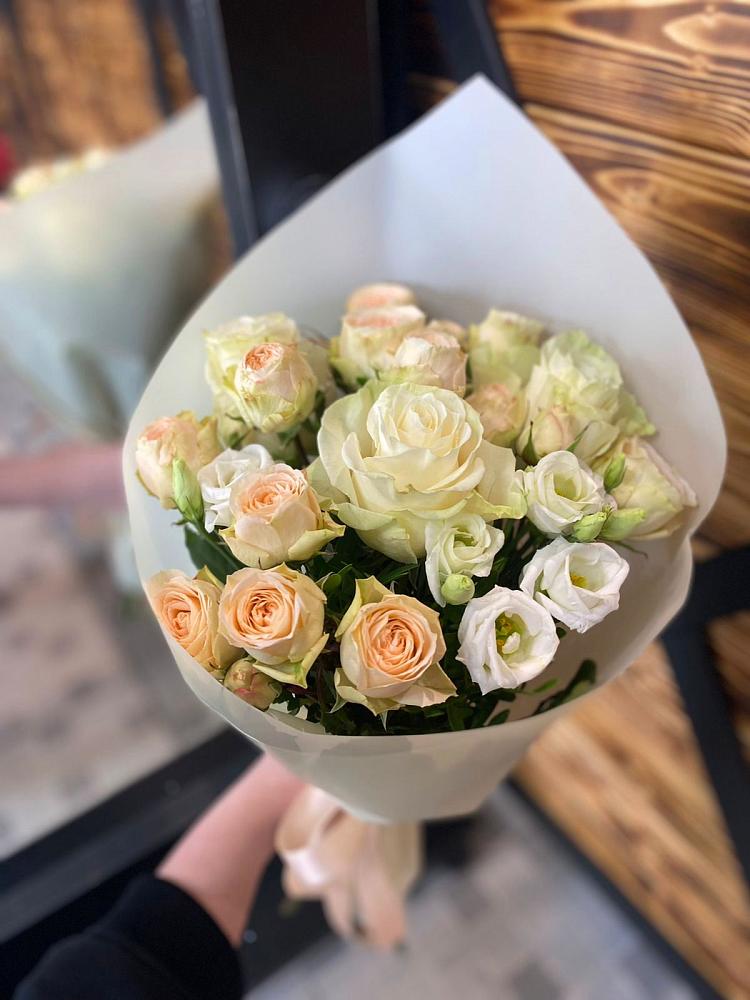 Букет цветов из: Розы и Лизиантусы в Орехово-Зуево